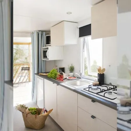 Mobil-home Confortable - 2 Chambres, Terrasse, 4 Pers. - Api-1-52-1271 Camping Le Pradet